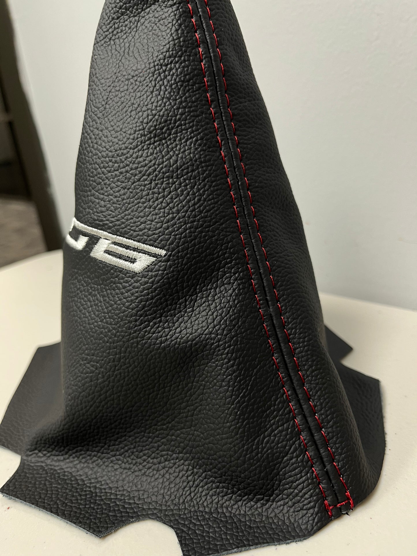 embroidery z06 red stitch leather shift boot cover for chevy corvette c6 z06 2005 2006 2007 2008 2009 2010 2011 2012 2013 manual transmission